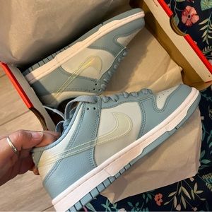 Dunks size 4y grade school equals to 5.5 in women